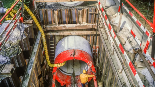 Baustelle im Tiefbau mit Baggerarbeiten und Rohrverlegung – stellvertretend für die digitale Baustellenorganisation mit Pro-Bau/S® AddOne.