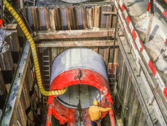 Baustelle im Tiefbau mit Baggerarbeiten und Rohrverlegung – stellvertretend für die digitale Baustellenorganisation mit Pro-Bau/S® AddOne.