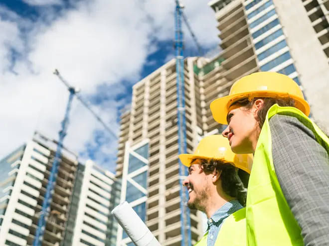Baustelle im Hochbau mit Rohbauarbeiten und Baugerüst – symbolisch für die digitale Unterstützung durch Pro-Bau/S® AddOne im Bereich Hochbau.