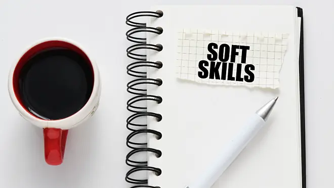 Soft Skills im kaufmännischen Bereich – Notizbuch mit Hinweis auf soziale Kompetenzen