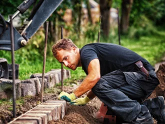 Garten- und Landschaftsbau mit Pflasterarbeiten, Grünflächen und Außenanlagen – symbolisch für die digitale Baustellenabwicklung im Galabau mit Pro-Bau/S® AddOne.