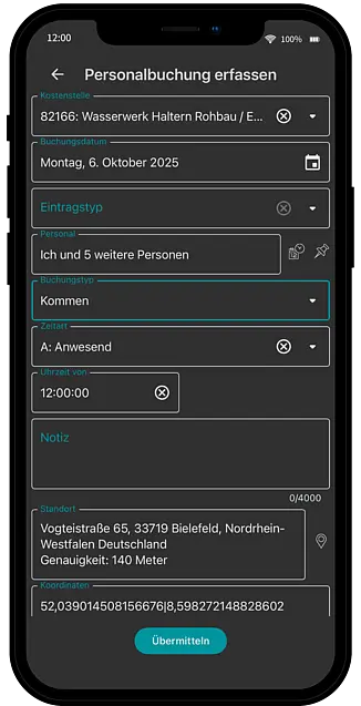 Smartphone zeigt die AppOne-Personalbuchung mit erfassten Zeiten und Mitarbeitern vor einem modernen Arbeitsplatz.