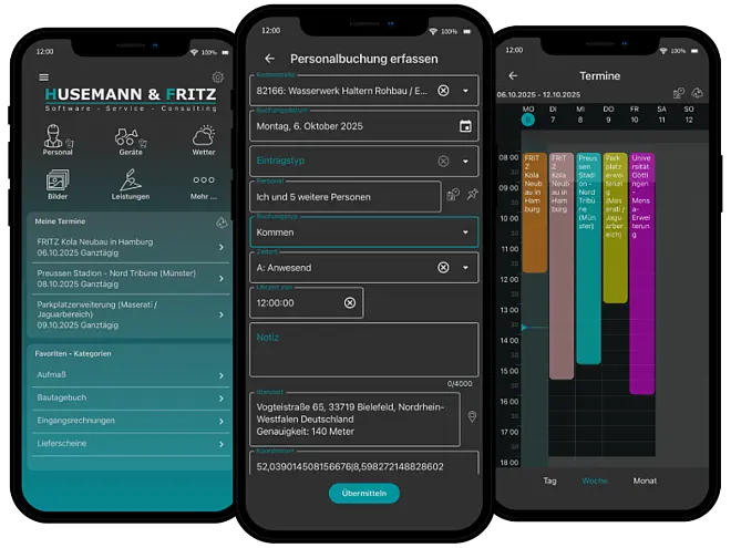 Drei Smartphone-Screens einer Baumanagement-App mit Menü, Formular zur Personalbuchung und Terminübersicht.
